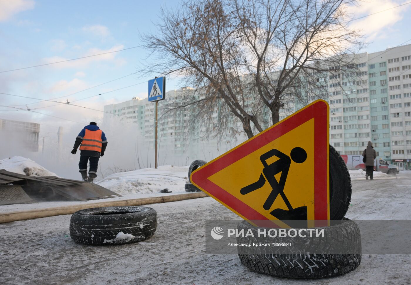 Работы по ликвидации последствий прорыва теплотрассы в Новосибирске 