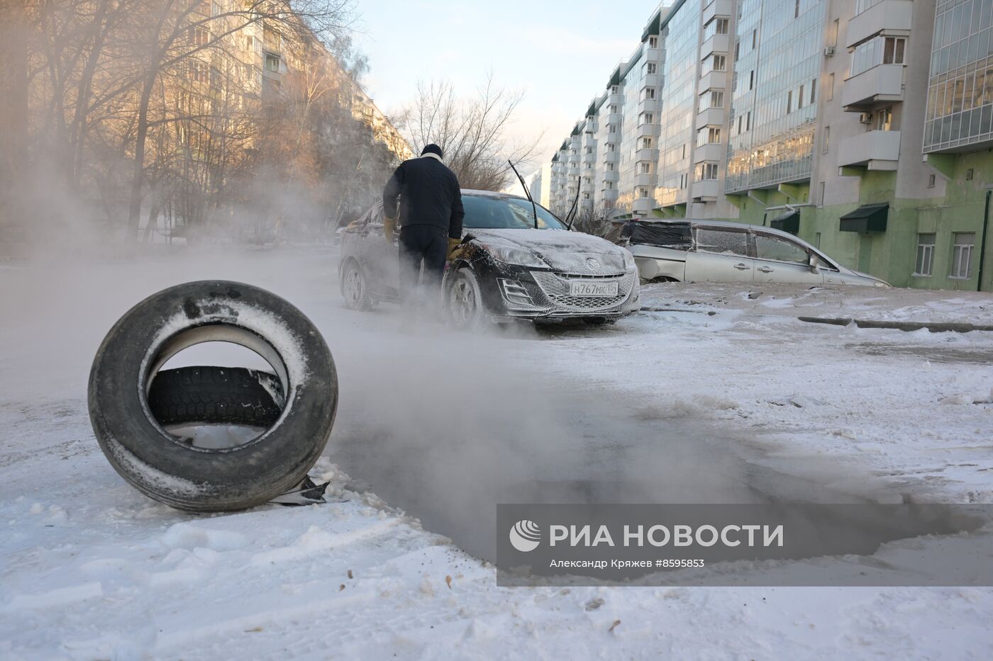 Работы по ликвидации последствий прорыва теплотрассы в Новосибирске 