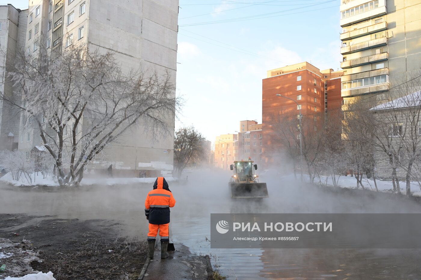 Работы по ликвидации последствий прорыва теплотрассы в Новосибирске 