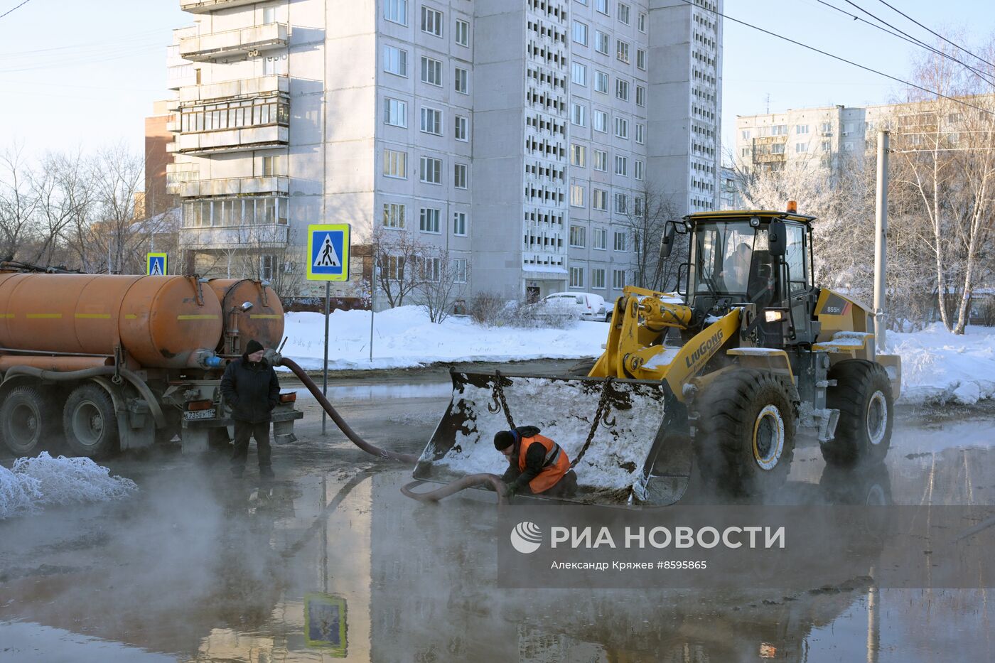 Работы по ликвидации последствий прорыва теплотрассы в Новосибирске 