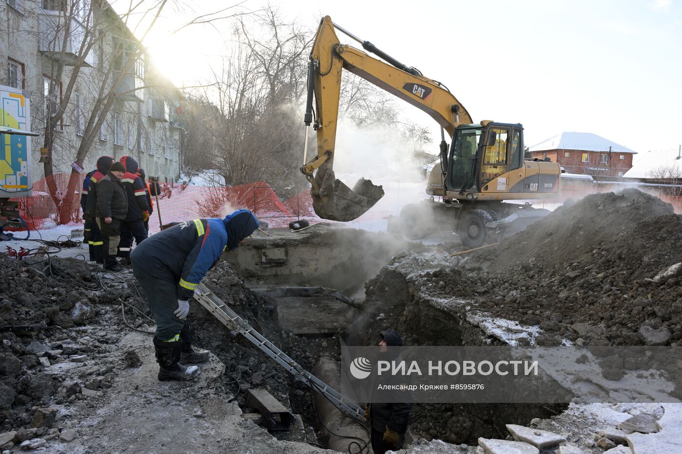Работы по ликвидации последствий прорыва теплотрассы в Новосибирске 