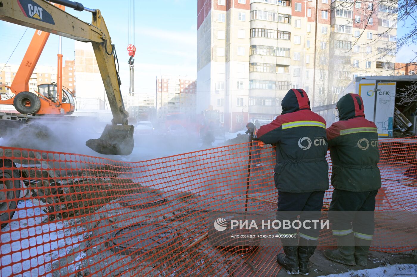 Работы по ликвидации последствий прорыва теплотрассы в Новосибирске 