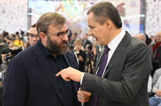 Международная выставка-форум "Россия"
Открытие Дня региона - презентация Белгородской области, павильон №75
Михаил Пореченков, актер (слева) и Вячеслав Гладков, губернатор Белгородской области Место: Россия, Москва. Автор: Евгений Биятов/РИА Новости. Выставка "Россия". Белгородская область. День региона