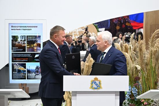 Международная выставка-форум "Россия"
Курская область. День региона, павильон № 75
Церемония подписания соглашения о сотрудничестве, слева направо:
Роман Старовойт, губернатор Курской области
Сергей Елисеев, президент Всероссийской Федерации Самбо Место: Россия, Москва. Автор: Григорий Сысоев/РИА Новости. Выставка "Россия". Курская область. День региона