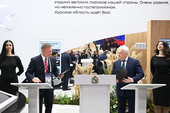 Международная выставка-форум "Россия"
Курская область. День региона, павильон № 75
Церемония подписания соглашения о сотрудничестве, слева направо:
Роман Старовойт, губернатор Курской области
Сергей Елисеев, президент Всероссийской Федерации Самбо Место: Россия, Москва. Автор: Григорий Сысоев/РИА Новости. Выставка "Россия". Курская область. День региона