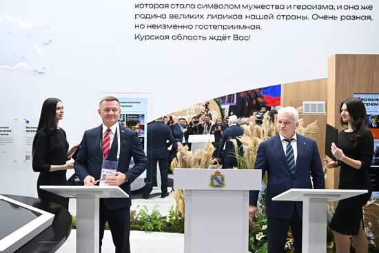 Международная выставка-форум "Россия"
Курская область. День региона, павильон № 75
Церемония подписания соглашения о сотрудничестве, слева направо:
Роман Старовойт, губернатор Курской области
Сергей Елисеев, президент Всероссийской Федерации Самбо Место: Россия, Москва. Автор: Григорий Сысоев/РИА Новости. Выставка "Россия". Курская область. День региона