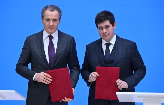 Международная выставка-форум "Россия"
Торжественное подписание соглашений, павильон №75
Вячеслав Гладков, губернатор Белгородской области (слева) и Ростислав Ковалевский, директор по инновациям акционерного общества "Управляющая компания ЭФКО" Место: Россия, Москва. Автор: Евгений Биятов/РИА Новости. Выставка "Россия". Белгородская область. День региона