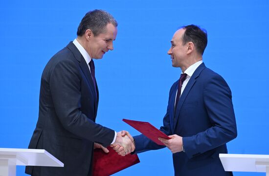 Международная выставка-форум "Россия"
Торжественное подписание соглашений, павильон №75
Вячеслав Гладков, губернатор Белгородской области (слева) и Александр Шевелев, генеральный директор АО "Северсталь Менеджмент" Место: Россия, Москва. Автор: Евгений Биятов/РИА Новости. Выставка "Россия". Белгородская область. День региона