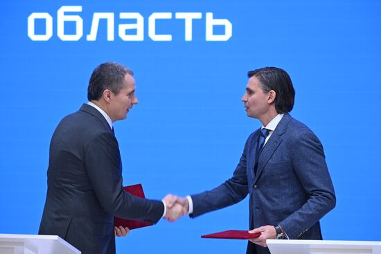 Международная выставка-форум "Россия"
Торжественное подписание соглашений, павильон №75
Вячеслав Гладков, губернатор Белгородской области (слева) и Олег Крестинин, генеральный директор ООО УК "МЕТАЛЛОИНВЕСТ" Место: Россия, Москва. Автор: Евгений Биятов/РИА Новости. Выставка "Россия". Белгородская область. День региона