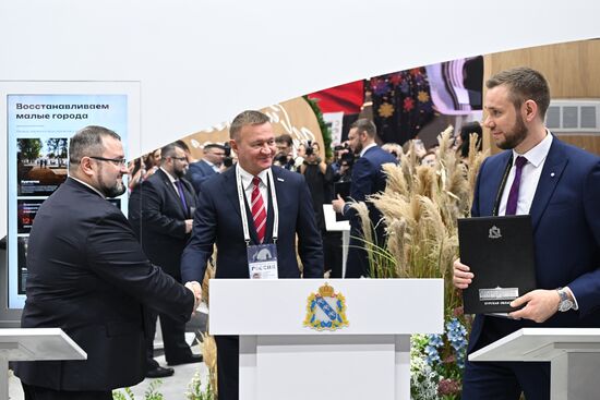 Международная выставка-форум "Россия"
Курская область. День региона, павильон № 75
Церемония подписания соглашения о сотрудничестве, слева направо:
Олег Гранкин, заместитель генерального директора – директор обособленного подразделения "АтомЭнергоСбыт"
Роман Старовойт, губернатор Курской области
Артур Леер, вице-президент Ассоциации экспортеров и импортеров Место: Россия, Москва. Автор: Григорий Сысоев/РИА Новости. Выставка "Россия". Курская область. День региона