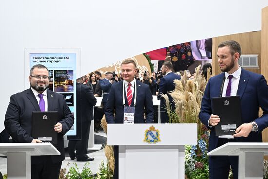 Международная выставка-форум "Россия"
Курская область. День региона, павильон № 75
Церемония подписания соглашения о сотрудничестве, слева направо:
Олег Гранкин, заместитель генерального директора – директор обособленного подразделения "АтомЭнергоСбыт"
Роман Старовойт, губернатор Курской области
Артур Леер, вице-президент Ассоциации экспортеров и импортеров Место: Россия, Москва. Автор: Григорий Сысоев/РИА Новости. Выставка "Россия". Курская область. День региона