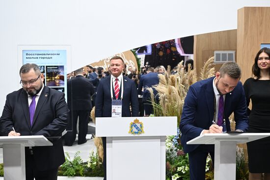 Международная выставка-форум "Россия"
Курская область. День региона, павильон № 75
Церемония подписания соглашения о сотрудничестве, слева направо:
Олег Гранкин, заместитель генерального директора – директор обособленного подразделения "АтомЭнергоСбыт"
Роман Старовойт, губернатор Курской области
Артур Леер, вице-президент Ассоциации экспортеров и импортеров Место: Россия, Москва. Автор: Григорий Сысоев/РИА Новости. Выставка "Россия". Курская область. День региона