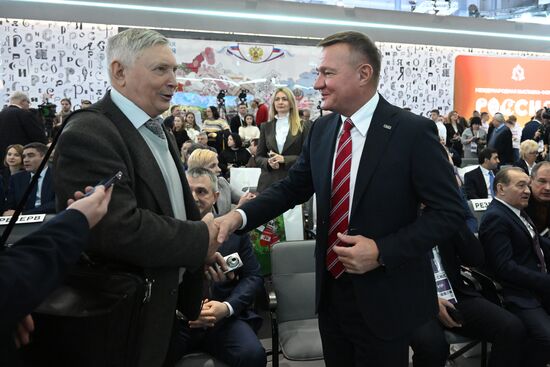 Международная выставка-форум "Россия"
Курская область. День региона, павильон №75
Открытие Дня Региона – презентация Курской области
Роман Старовойт, губернатор Курской области (справа на первом плане) Место: Россия, Москва. Автор: Станислав Красильников/РИА Новости. Выставка "Россия". Курская область. День региона