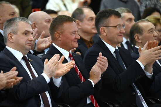 Международная выставка-форум "Россия"
Курская область. День региона, павильон №75
Открытие Дня Региона – презентация Курской области
Роман Старовойт, губернатор Курской области (второй слева) Место: Россия, Москва. Автор: Станислав Красильников/РИА Новости. Выставка "Россия". Курская область. День региона