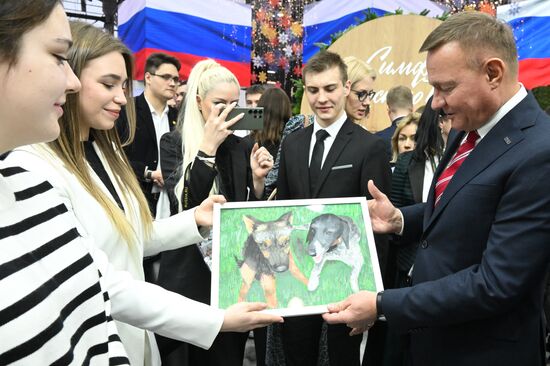 Международная выставка-форум "Россия"
Курская область. День региона, павильон №75
Открытие Дня Региона – презентация Курской области
Роман Старовойт, губернатор Курской области (справа) Место: Россия, Москва. Автор: Станислав Красильников/РИА Новости. Выставка "Россия". Курская область. День региона