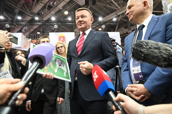 Международная выставка-форум "Россия"
Курская область. День региона, павильон №75
Открытие Дня Региона – презентация Курской области
Роман Старовойт, губернатор Курской области (в центре) Место: Россия, Москва. Автор: Станислав Красильников/РИА Новости. Выставка "Россия". Курская область. День региона