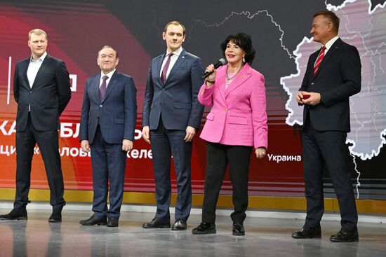 Международная выставка-форум "Россия"
Курская область. День региона, павильон №75
Открытие Дня Региона – презентация Курской области, слева направо:
Александр Поветкин, боксер
Петр Бирюков, заместитель мэра Москвы в правительстве Москвы по вопросам жилищно-коммунального хозяйства и благоустройства
Олег Скуфинский, руководитель Федеральной службы государственной регистрации, кадастра и картографии (Росреестра)
Надежда Бабкина, певица
Роман Старовойт, губернатор Курской области Место: Россия, Москва. Автор: Станислав Красильников/РИА Новости. Выставка "Россия". Курская область. День региона