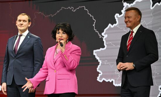 Международная выставка-форум "Россия"
Курская область. День региона, павильон №75
Открытие Дня Региона – презентация Курской области, слева направо:
Олег Скуфинский, руководитель Федеральной службы государственной регистрации, кадастра и картографии (Росреестра)
Надежда Бабкина, певица
Роман Старовойт, губернатор Курской области Место: Россия, Москва. Автор: Станислав Красильников/РИА Новости. Выставка "Россия". Курская область. День региона