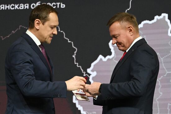Международная выставка-форум "Россия"
Курская область. День региона, павильон №75
Открытие Дня Региона – презентация Курской области, слева направо:
Олег Скуфинский, руководитель Федеральной службы государственной регистрации, кадастра и картографии (Росреестра)
Роман Старовойт, губернатор Курской области Место: Россия, Москва. Автор: Станислав Красильников/РИА Новости. Выставка "Россия". Курская область. День региона
