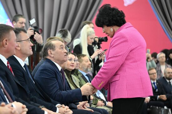 Международная выставка-форум "Россия"
Курская область. День региона, павильон №75
Открытие Дня Региона – презентация Курской области
Петр Бирюков, заместитель мэра Москвы в правительстве Москвы по вопросам жилищно-коммунального хозяйства и благоустройства (третий слева)
Надежда Бабкина, певица Место: Россия, Москва. Автор: Станислав Красильников/РИА Новости. Выставка "Россия". Курская область. День региона