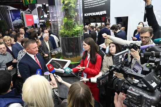 Международная выставка-форум "Россия"
Курская область. День региона, павильон №75
Открытие Дня Региона – презентация Курской области
Роман Старовойт, губернатор Курской области (слева ) Место: Россия, Москва. Автор: Станислав Красильников/РИА Новости. Выставка "Россия". Курская область. День региона