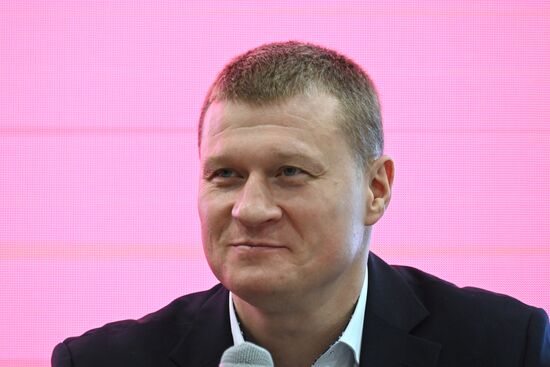 Выставка "Россия". Автограф-сессия с участием курских олимпийских чемпионов по лыжному спорту, фехтованию, велоспорту