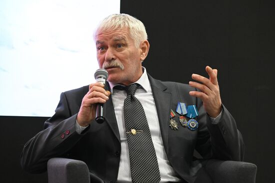 Выставка "Россия". Автограф-сессия с участием курских олимпийских чемпионов по лыжному спорту, фехтованию, велоспорту