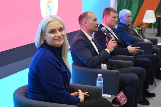 Выставка "Россия". Автограф-сессия с участием курских олимпийских чемпионов по лыжному спорту, фехтованию, велоспорту