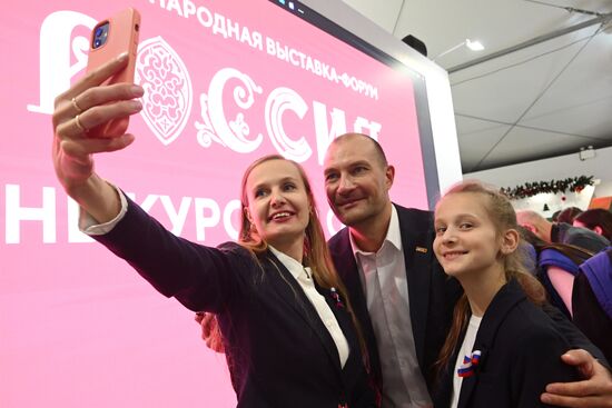 Выставка "Россия". Автограф-сессия с участием курских олимпийских чемпионов по лыжному спорту, фехтованию, велоспорту