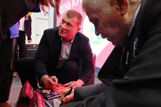 Выставка "Россия". Автограф-сессия с участием курских олимпийских чемпионов по лыжному спорту, фехтованию, велоспорту