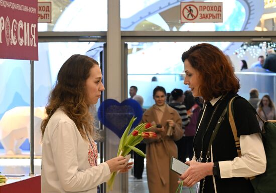 Международная выставка-форум "Россия"
Акция "Белгород, мы с тобой", павильон №71
Место: Россия, Москва. Автор: Евгений Биятов/РИА Новости. Выставка "Россия". Белгородская область. День региона