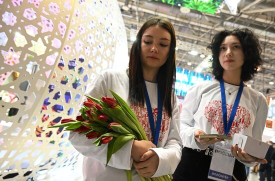 Международная выставка-форум "Россия"
Акция "Белгород, мы с тобой", павильон №71
Место: Россия, Москва. Автор: Евгений Биятов/РИА Новости. Выставка "Россия". Белгородская область. День региона