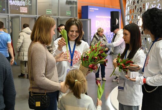 Международная выставка-форум "Россия"
Акция "Белгород, мы с тобой", павильон №71
Место: Россия, Москва. Автор: Евгений Биятов/РИА Новости. Выставка "Россия". Белгородская область. День региона