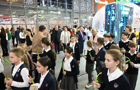 Международная выставка-форум "Россия"
Акция "Белгород, мы с тобой", павильон №71
Место: Россия, Москва. Автор: Евгений Биятов/РИА Новости. Выставка "Россия". Белгородская область. День региона