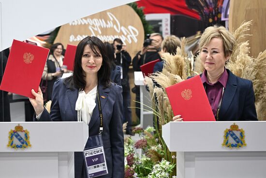 Международная выставка-форум "Россия"
Курская область. День региона, павильон №75
Церемония подписания соглашения о сотрудничестве
Наталия Бастрикова, министр образования и науки Курской области (слева)
Ирина Патронова, руководитель департамента образования Орловской области Место: Россия, Москва. Автор: Григорий Сысоев/РИА Новости. Выставка "Россия". Курская область. День региона