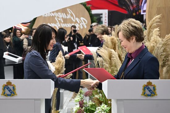 Международная выставка-форум "Россия"
Курская область. День региона, павильон №75
Церемония подписания соглашения о сотрудничестве
Наталия Бастрикова, министр образования и науки Курской области (слева)
Ирина Патронова, руководитель департамента образования Орловской области Место: Россия, Москва. Автор: Григорий Сысоев/РИА Новости. Выставка "Россия". Курская область. День региона