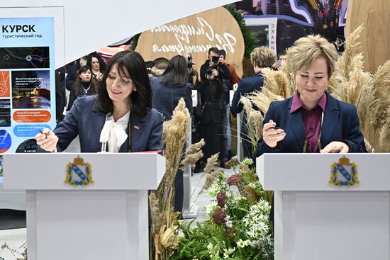 Международная выставка-форум "Россия"
Курская область. День региона, павильон №75
Церемония подписания соглашения о сотрудничестве
Наталия Бастрикова, министр образования и науки Курской области (слева)
Ирина Патронова, руководитель департамента образования Орловской области Место: Россия, Москва. Автор: Григорий Сысоев/РИА Новости. Выставка "Россия". Курская область. День региона