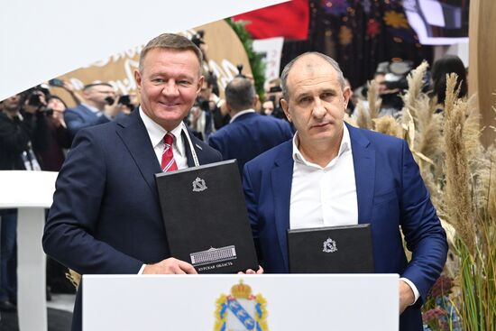 Международная выставка-форум "Россия"
Курская область. День региона, павильон №75
Церемония подписания соглашения о сотрудничестве
Роман Старовойт, губернатор Курской области (слева)
Иван Голенищев, директор по развитию ООО "Луч" Место: Россия, Москва. Автор: Григорий Сысоев/РИА Новости. Выставка "Россия". Курская область. День региона