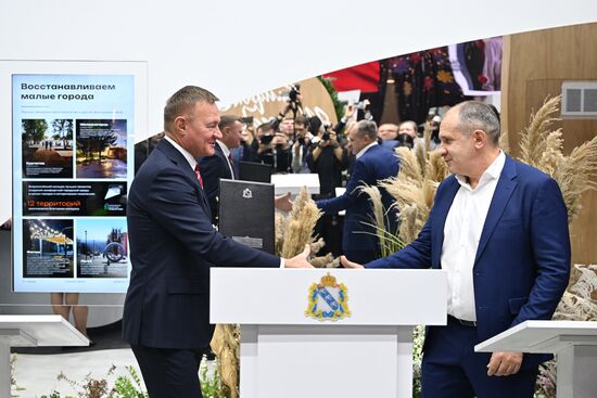 Международная выставка-форум "Россия"
Курская область. День региона, павильон №75
Церемония подписания соглашения о сотрудничестве
Роман Старовойт, губернатор Курской области (слева)
Иван Голенищев, директор по развитию ООО "Луч" Место: Россия, Москва. Автор: Григорий Сысоев/РИА Новости. Выставка "Россия". Курская область. День региона