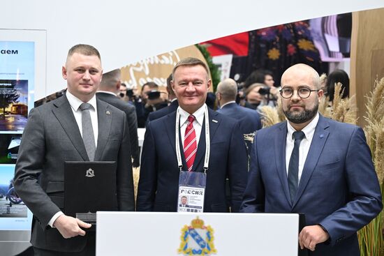 Международная выставка-форум "Россия"
Курская область. День региона, павильон №75
Церемония подписания соглашения о сотрудничестве, слева направо:
Константин Поляков, заместитель председателя правительства Курской области – министр природных ресурсов Курской области
Роман Старовойт, губернатор Курской области
Олег Гранкин, заместитель генерального директора – директор обособленного подразделения "АтомЭнергоСбыт" Место: Россия, Москва. Автор: Григорий Сысоев/РИА Новости. Выставка "Россия". Курская область. День региона