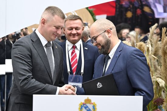 Международная выставка-форум "Россия"
Курская область. День региона, павильон №75
Церемония подписания соглашения о сотрудничестве, слева направо:
Константин Поляков, заместитель председателя правительства Курской области – министр природных ресурсов Курской области
Роман Старовойт, губернатор Курской области
Олег Гранкин, заместитель генерального директора – директор обособленного подразделения "АтомЭнергоСбыт" Место: Россия, Москва. Автор: Григорий Сысоев/РИА Новости. Выставка "Россия". Курская область. День региона