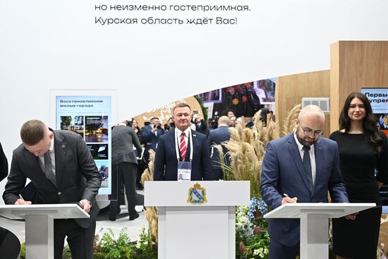 Международная выставка-форум "Россия"
Курская область. День региона, павильон №75
Церемония подписания соглашения о сотрудничестве, слева направо:
Константин Поляков, заместитель председателя правительства Курской области – министр природных ресурсов Курской области
Роман Старовойт, губернатор Курской области
Олег Гранкин, заместитель генерального директора – директор обособленного подразделения "АтомЭнергоСбыт" Место: Россия, Москва. Автор: Григорий Сысоев/РИА Новости. Выставка "Россия". Курская область. День региона