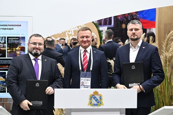 Международная выставка-форум "Россия"
Курская область. День региона, павильон №75
Церемония подписания соглашения о сотрудничестве, слева направо:
Владимир Лукин, генеральный директор АО "Корпорация развития Курской области"
Роман Старовойт, губернатор Курской области
Павел Кипарисов, председатель Союза участников отраслей внешнеэкономической деятельности Место: Россия, Москва. Автор: Григорий Сысоев/РИА Новости. Выставка "Россия". Курская область. День региона