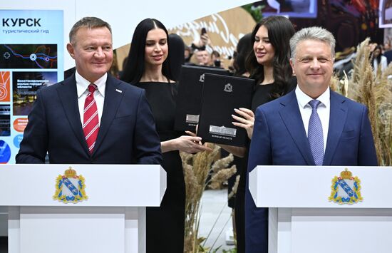 Международная выставка-форум "Россия"
Курская область. День региона, павильон №75
Церемония подписания соглашения о сотрудничестве, слева направо:
Роман Старовойт, губернатор Курской области
Максим Соколов, президент АО "АВТОВАЗ" Место: Россия, Москва. Автор: Григорий Сысоев/РИА Новости. Выставка "Россия". Курская область. День региона