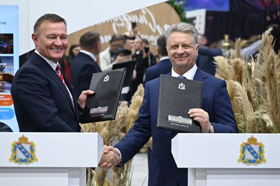 Международная выставка-форум "Россия"
Курская область. День региона, павильон №75
Церемония подписания соглашения о сотрудничестве, слева направо:
Роман Старовойт, губернатор Курской области
Максим Соколов, президент АО "АВТОВАЗ" Место: Россия, Москва. Автор: Григорий Сысоев/РИА Новости. Выставка "Россия". Курская область. День региона