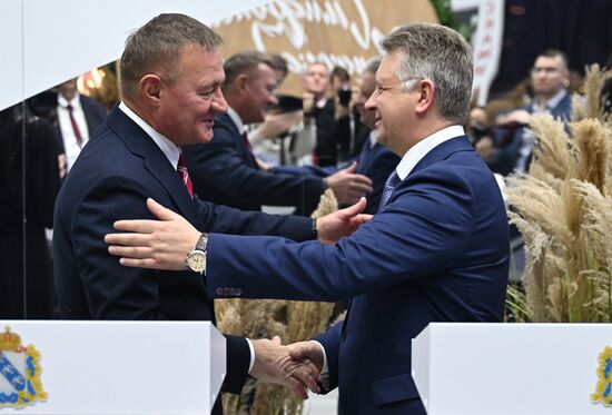 Международная выставка-форум "Россия"
Курская область. День региона, павильон №75
Церемония подписания соглашения о сотрудничестве, слева направо:
Роман Старовойт, губернатор Курской области
Максим Соколов, президент АО "АВТОВАЗ" Место: Россия, Москва. Автор: Григорий Сысоев/РИА Новости. Выставка "Россия". Курская область. День региона