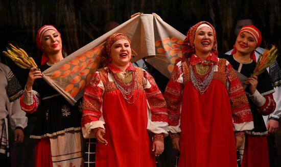 Международная выставка-форум "Россия"
Концерт "Белогорье. Там, где важен каждый", павильон №75
Место: Россия, Москва. Автор: Евгений Биятов/РИА Новости. Выставка "Россия". Белгородская область. День региона