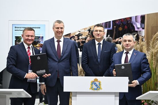 Международная выставка-форум "Россия"
Курская область. День региона, павильон №75
Церемония подписания соглашения о сотрудничестве
Роман Старовойт, губернатор Курской области (слева)
Дмитрий Крутой, чрезвычайный и полномочный посол Республики Беларусь в РФ (второй слева)
Иван Крупко, председатель Гомельского облисполкома (справа) Место: Россия, Москва. Автор: Григорий Сысоев/РИА Новости. Выставка "Россия". Курская область. День региона