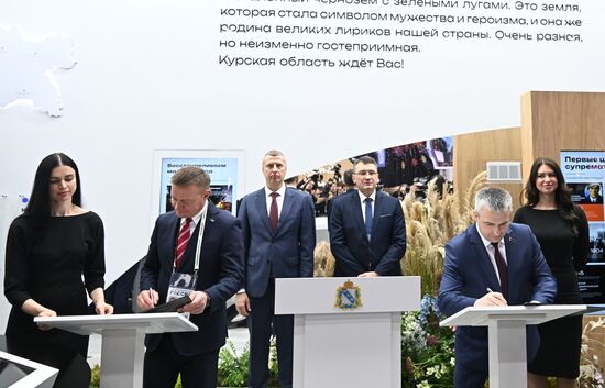 Международная выставка-форум "Россия"
Курская область. День региона, павильон №75
Церемония подписания соглашения о сотрудничестве
Роман Старовойт, губернатор Курской области (слева)
Дмитрий Крутой, чрезвычайный и полномочный посол Республики Беларусь в РФ (второй слева)
Иван Крупко, председатель Гомельского облисполкома (справа) Место: Россия, Москва. Автор: Григорий Сысоев/РИА Новости. Выставка "Россия". Курская область. День региона
