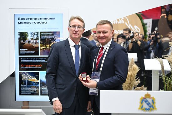Международная выставка-форум "Россия"
Курская область. День региона, павильон №75
Сергей Вылегжанин, заместитель председателя Государственного фонда поддержки участников специальной военной операции "Защитники Отечества" (слева)
Роман Старовойт, губернатор Курской области Место: Россия, Москва. Автор: Григорий Сысоев/РИА Новости. Выставка "Россия". Курская область. День региона